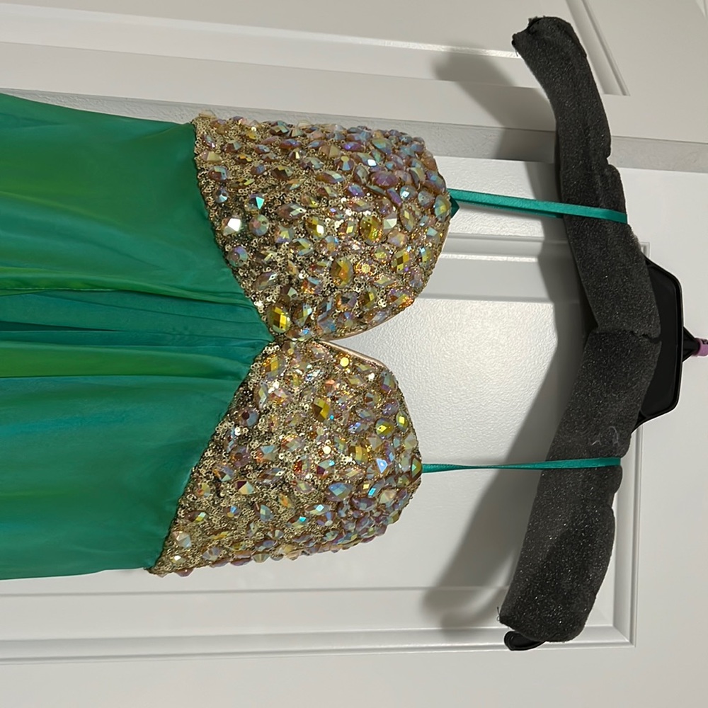 Green with gold undertones. Size 2 formal dress. Sewn in cups strapless.